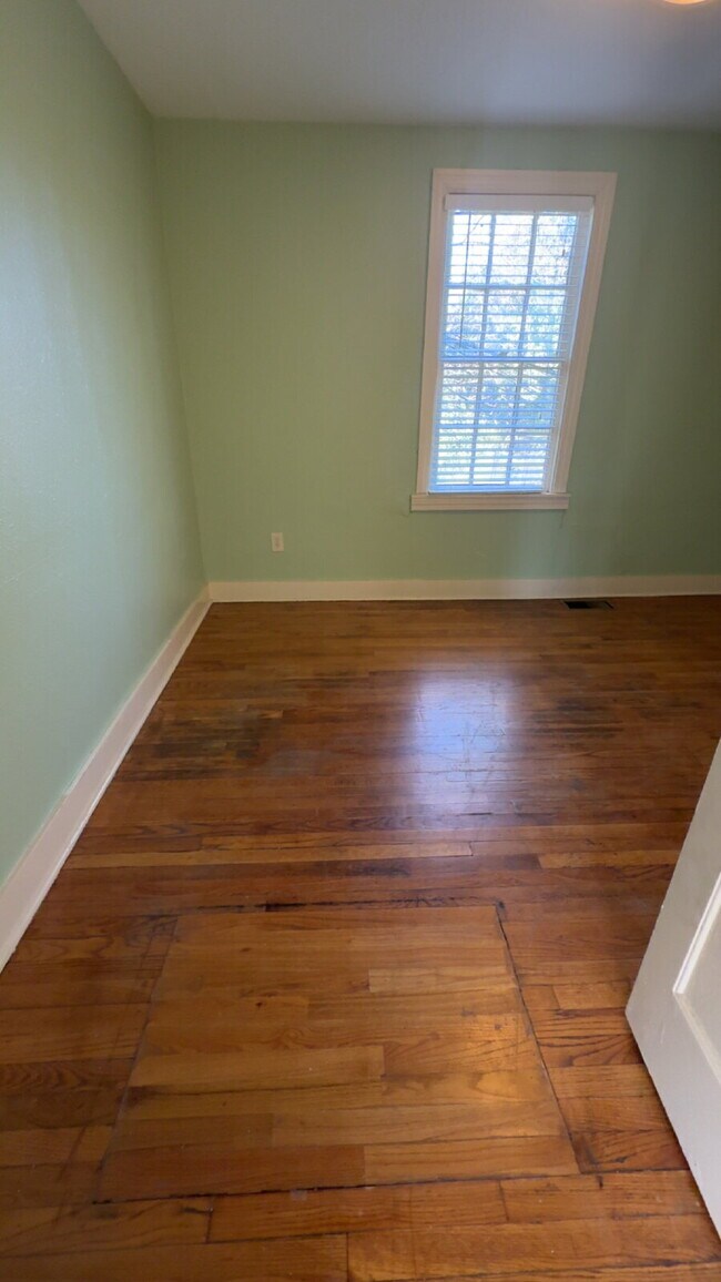 Building Photo - Belhaven apartment for $1195 with washer/ dryer and water included!!