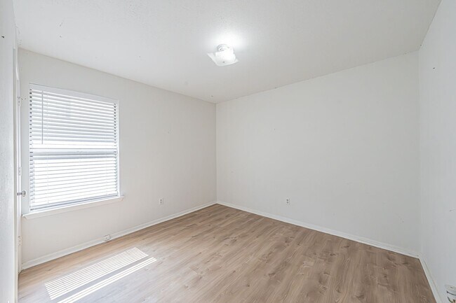 Building Photo - Super cute 2 bedroom 1 bath duplex