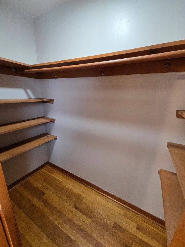 Building Photo - 3-4 bedroom ranch with attached garage, fe...