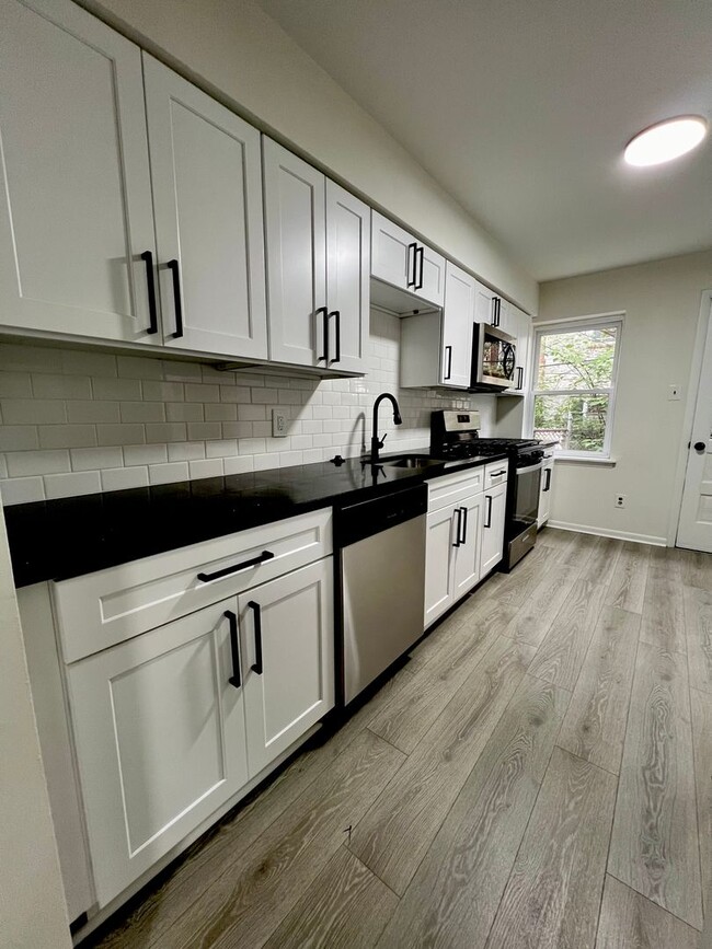 Building Photo - Fully Renovated 3-Bedroom Townhome in West Philadelphia! Available Early July!
