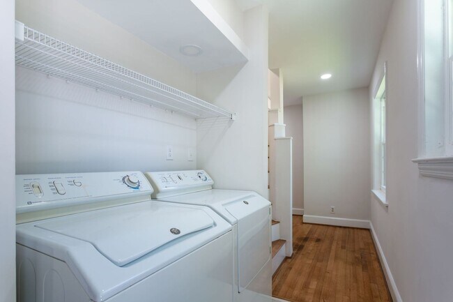 Building Photo - 3408 Kirby Dr