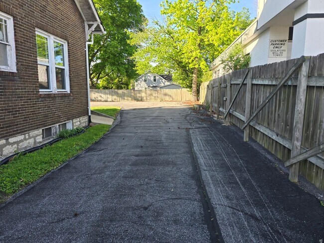 Building Photo - 422 E Fifth St