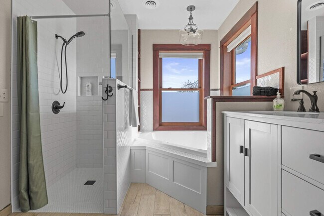 Building Photo - 924 Capital St