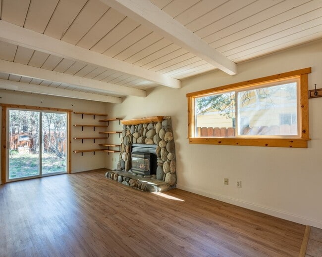 Building Photo - Charming pet friendly craftsman style home...