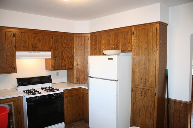 Building Photo - 118 6th St W
