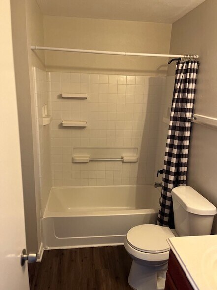 Master bathroom - 19110 Saddleville Mills Ln