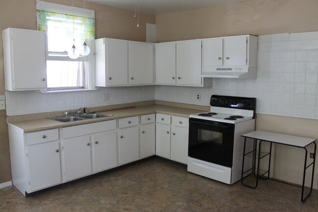 Building Photo - Spacious Single Family Home