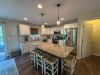 Building Photo - Welcome Home –  Beautiful 5 Bed/4 bath in ...