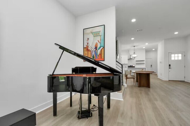 Building Photo - 6747 Peerless St