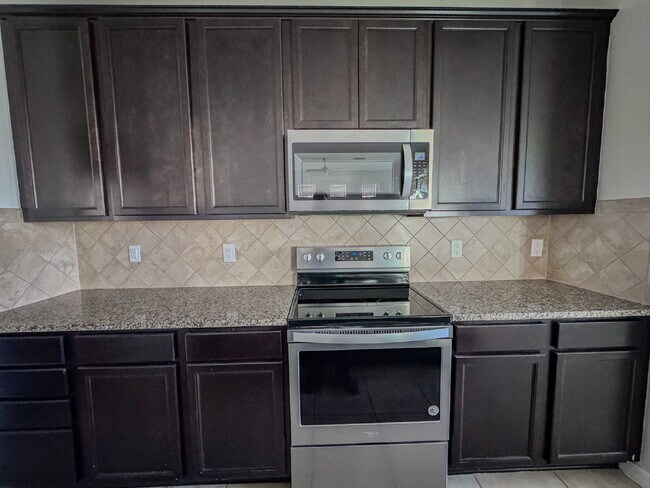 Building Photo - Luxury Community Center, Heated Pool, Fitness Center!