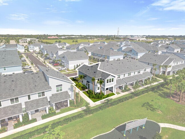 Building Photo - 4440 Longwood Lake Sq