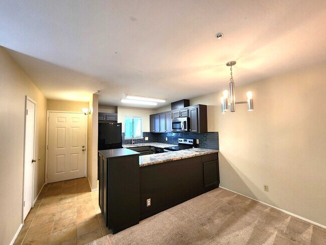Building Photo - 2 bed 2 bath condo home with 2 patios in San Mateo