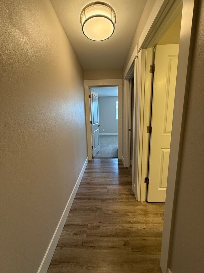 Building Photo - Stunning 3 bedroom townhome.
