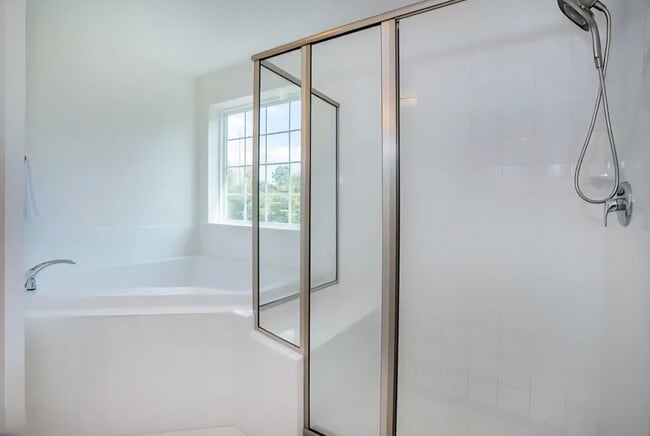 Building Photo - Spacious End-Unit Townhome for Rent in Mer...