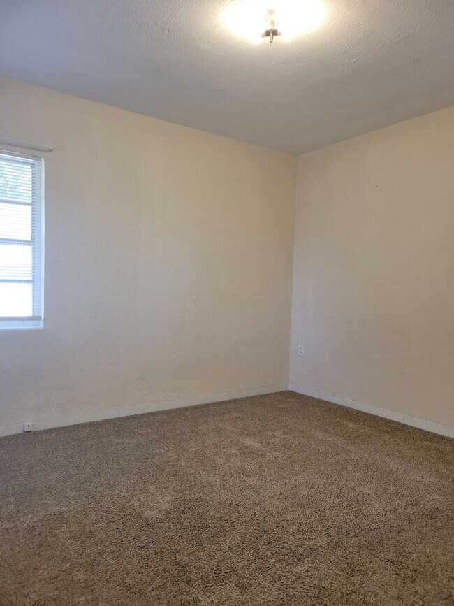 Building Photo - 493 Lake Howard Dr SW