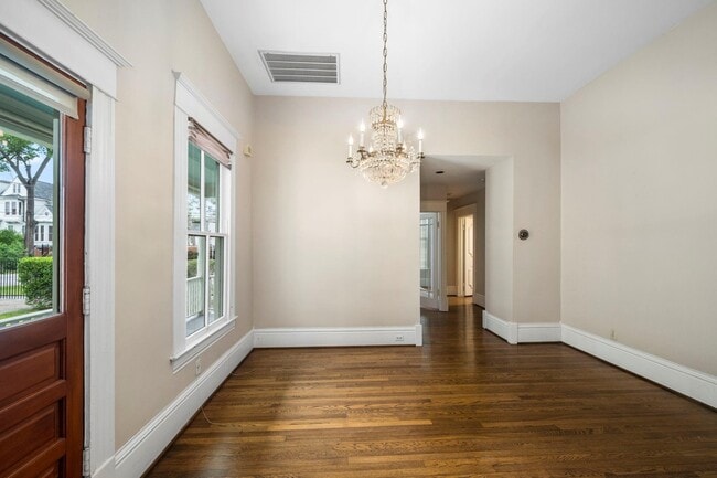 Building Photo - 1651 Cortlandt St