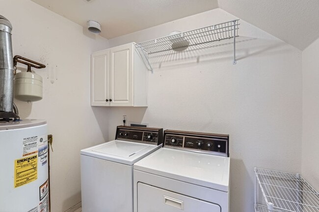 Building Photo - Beautiful Home in Aurora Available now! 2/2