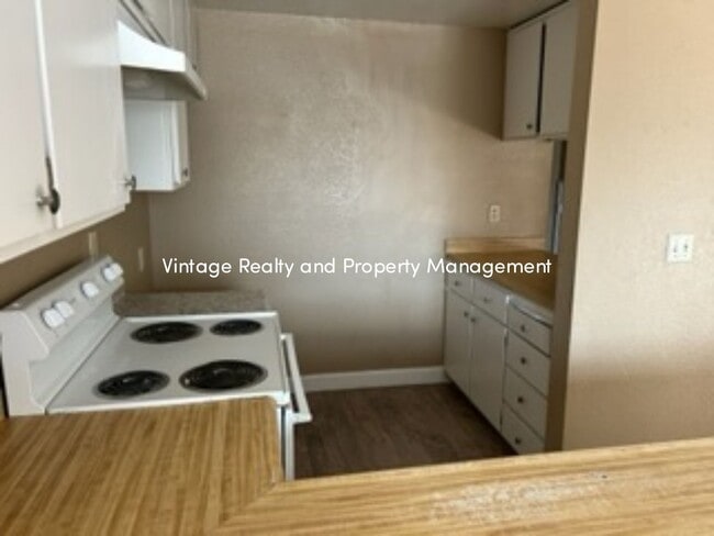 Building Photo - Available Now! Recently Updated 3 Bedroom ...