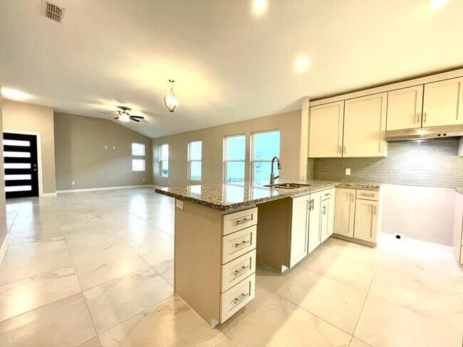 Building Photo - 7106 El Meson Dr