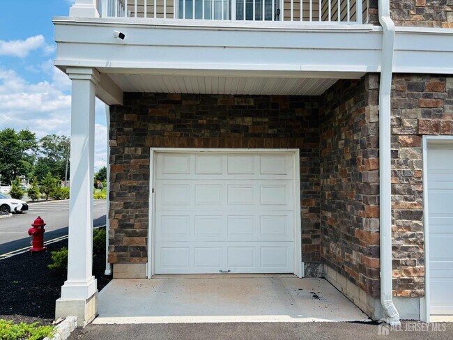 Building Photo - 727 Lorhan Dr