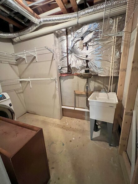 Laundry Room and Closet - 3106 Dynasty Dr