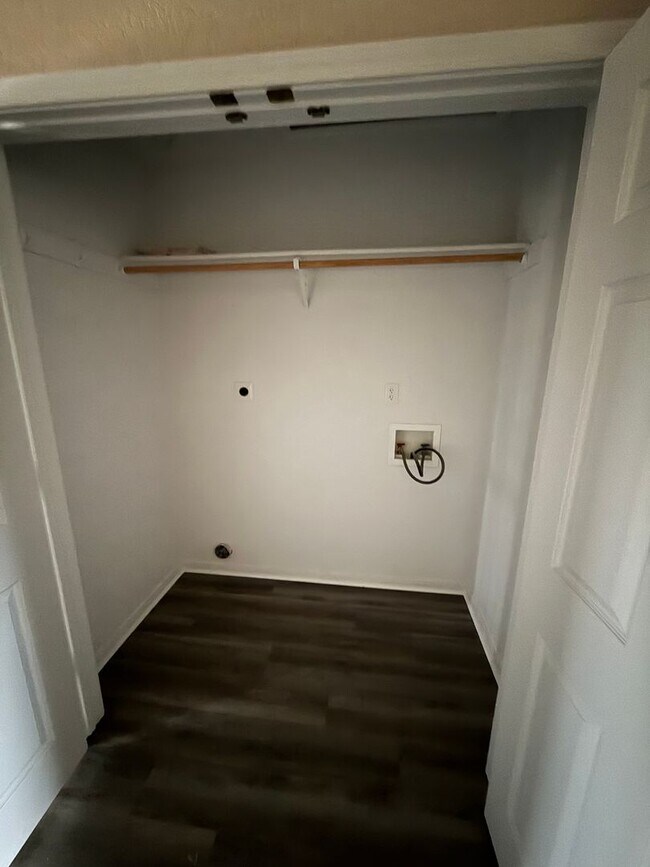 Building Photo - 212 Janelle Dr