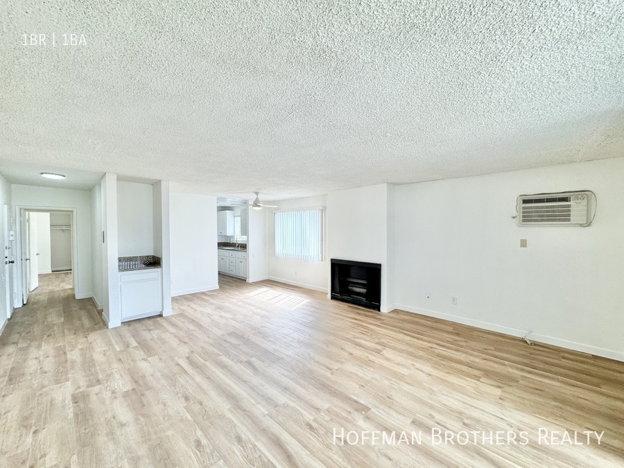 Building Photo - 1000 N Doheny Dr