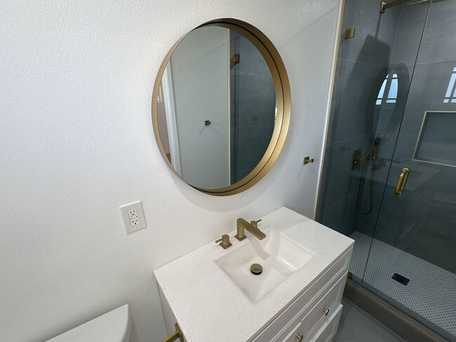 Building Photo - Spacious 3 Bed 3 Bathoom in Long Beach