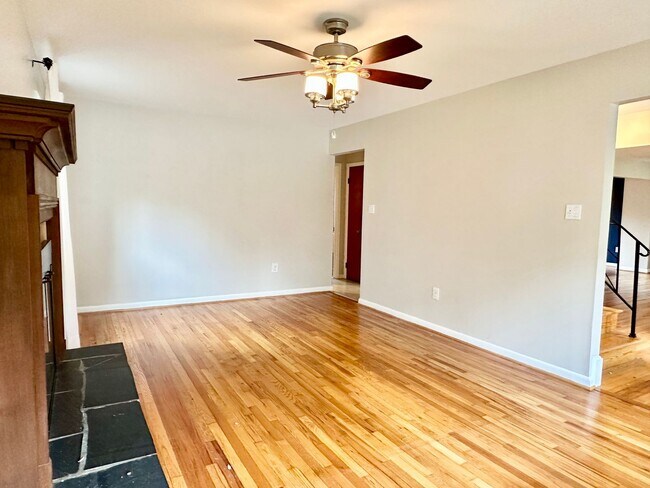 Building Photo - 5 Bedroom 2.5 Bathroom! Parking! Pets Welc...
