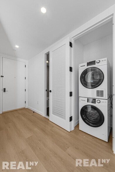 Building Photo - 953 Dean St