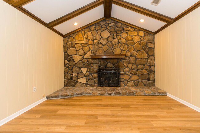 Building Photo - 4 Bed 2.5 bath