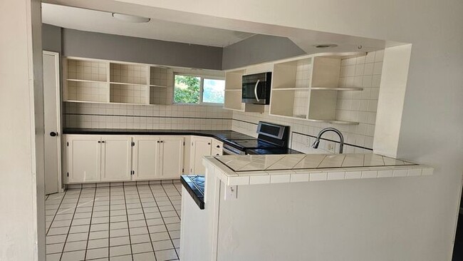 Building Photo - Spacious and privtae duplex in Tacoma