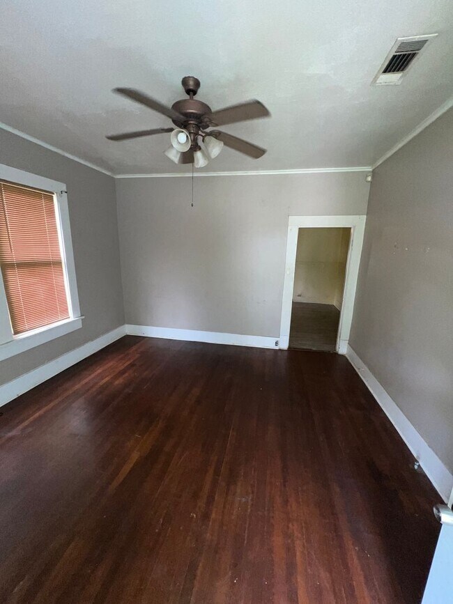 Building Photo - 2549 Quinton St