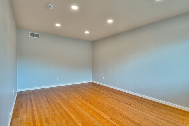 Building Photo - Charmingly Remodeled 3 Bed, 2 Bath Home Ne...
