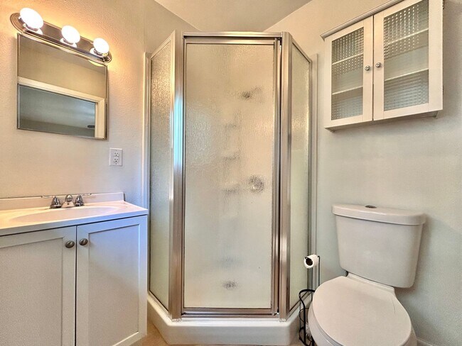 Building Photo - 3 Bed, 2 Bath Home – Fully Equipped & Move...