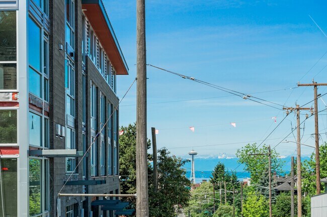 Building Photo - 1321 E John St