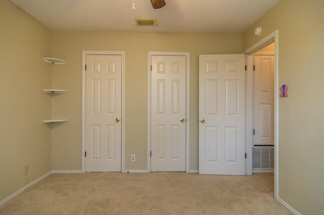 Building Photo - Wonderful 4BR/2.5 Bath in Encino Park -- D...