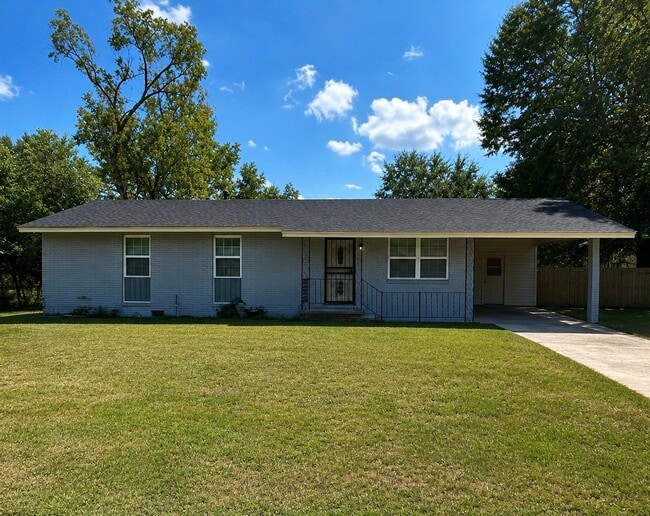 Building Photo - 2055 Fernwood Cir