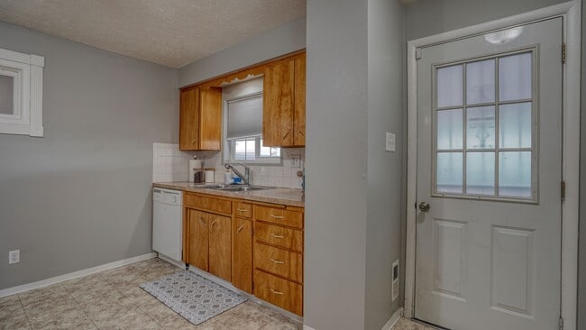 Building Photo - 2-bedroom/1 bathroom, parking included