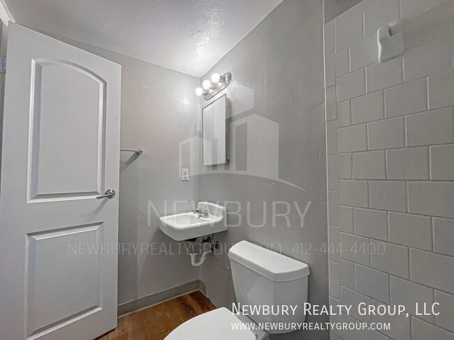 Building Photo - Modern Charm: Cozy 1-Bedroom Apartment wit...