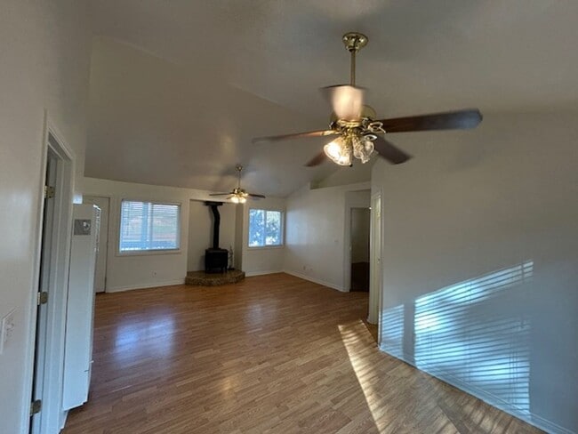 Building Photo - Large 3 Bedroom!