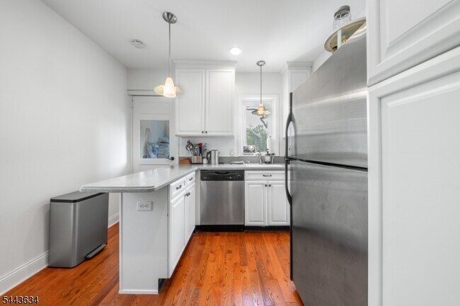 Building Photo - 28 N Hillside Ave