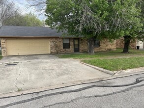 Building Photo - 2108 Lago Trail