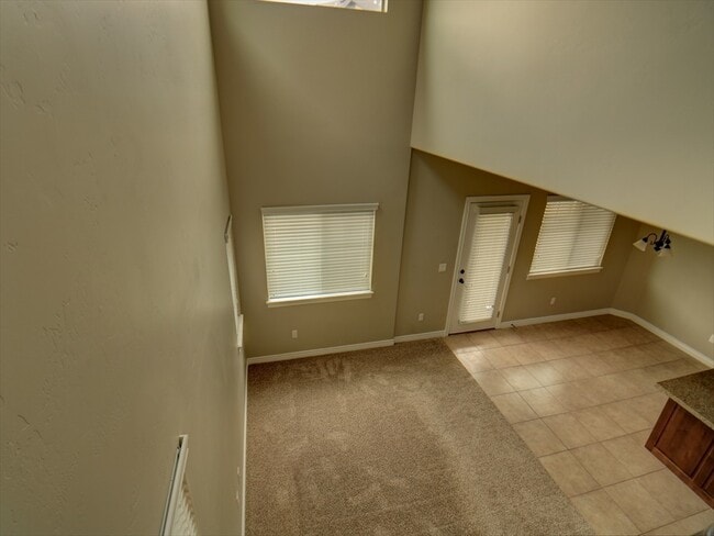 Building Photo - End unit town home