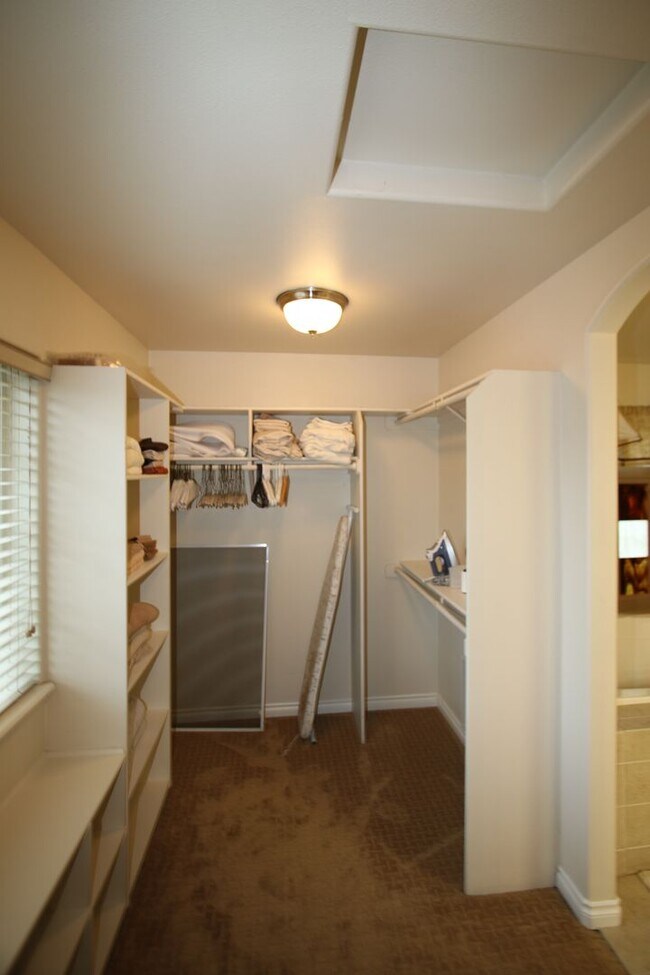 Building Photo - Lovely 4-Bedroom, 2.5-Bathroom Fully Furni...
