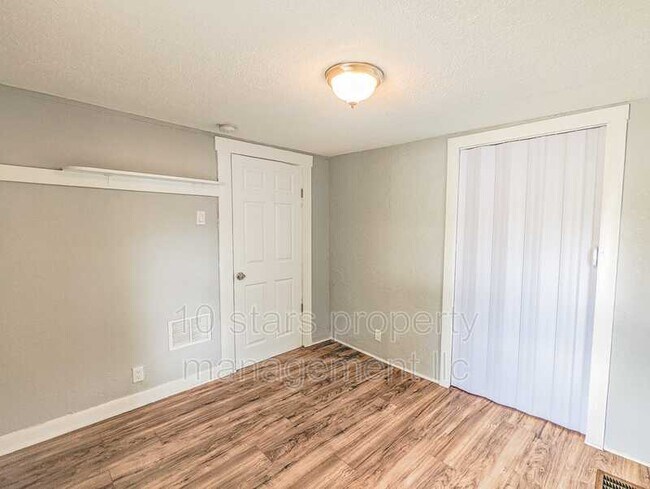 Building Photo - 2705 4th St S