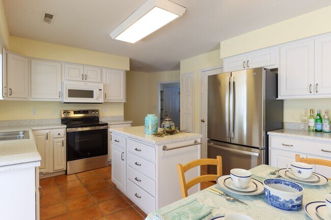 Building Photo - Bright 3BR/2BA Home in Quiet, Desirable Neighborhood with Garage!