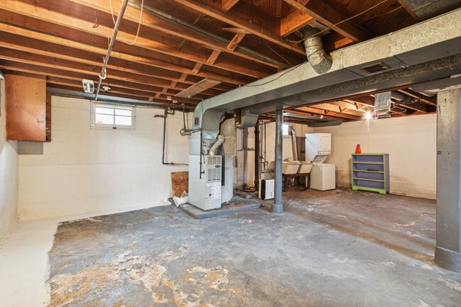 Building Photo - 629 St Clair Ave