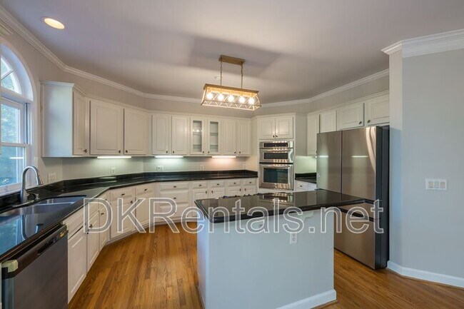 Building Photo - 841 Lakeglen Dr