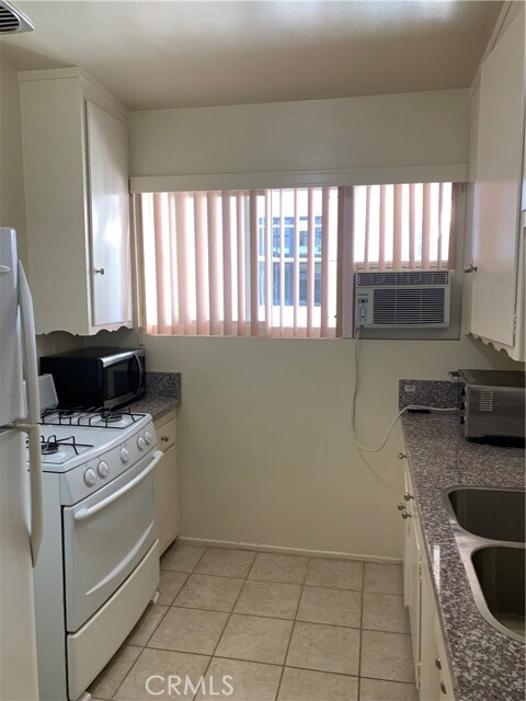 Building Photo - 504 S Manhattan Pl